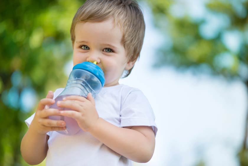 Kleinkind mit Trinkflasche in der Hand